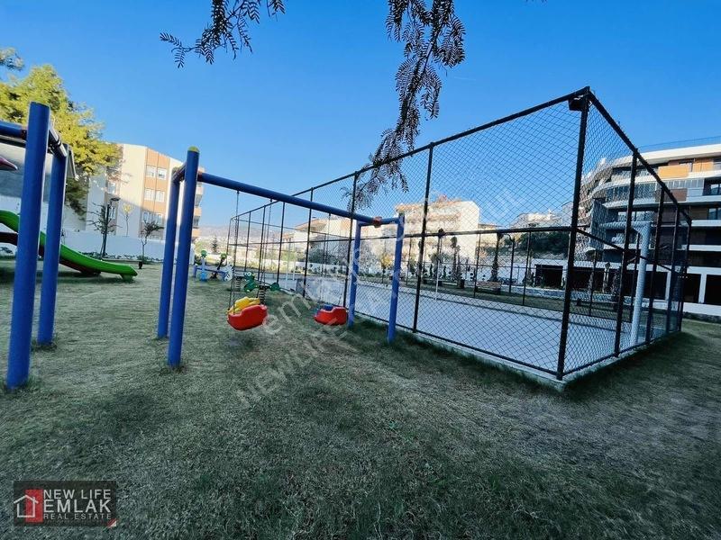 Kuşadasında Havuzlu Sitede Kapalı Otoparklı Çok Geniş 2+1 — fotoğraf 7