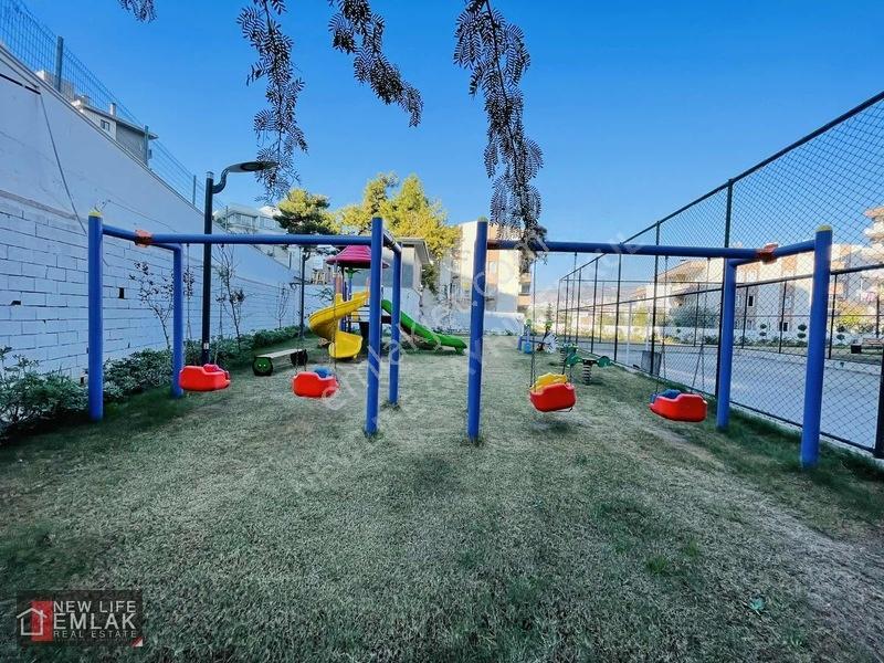 Kuşadasında Havuzlu Sitede Kapalı Otoparklı Çok Geniş 2+1 — fotoğraf 8