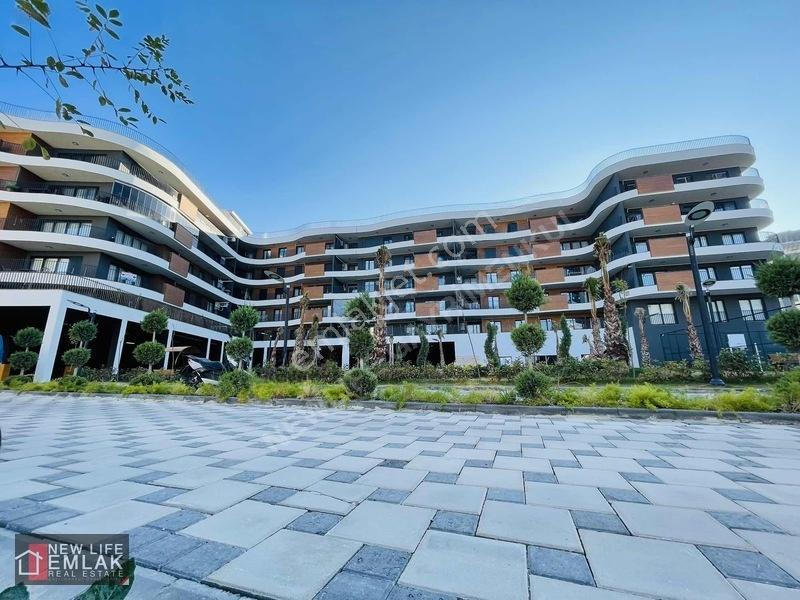 Kuşadasında Havuzlu Sitede Kapalı Otoparklı Çok Geniş 2+1 — fotoğraf 9