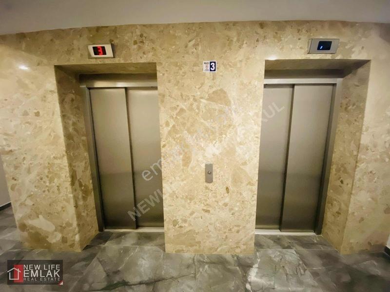 Kuşadasında Havuzlu Sitede Kapalı Otoparklı Çok Geniş 2+1 — fotoğraf 15