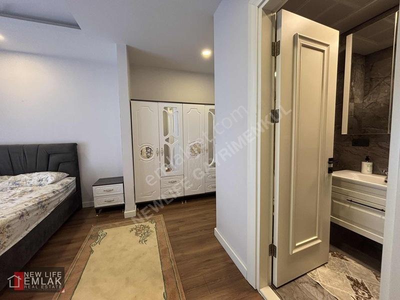Kuşadasında Havuzlu Sitede Kapalı Otoparklı Çok Geniş 2+1 — fotoğraf 22