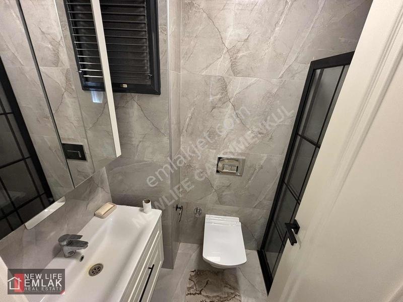 Kuşadasında Havuzlu Sitede Kapalı Otoparklı Çok Geniş 2+1 — fotoğraf 24