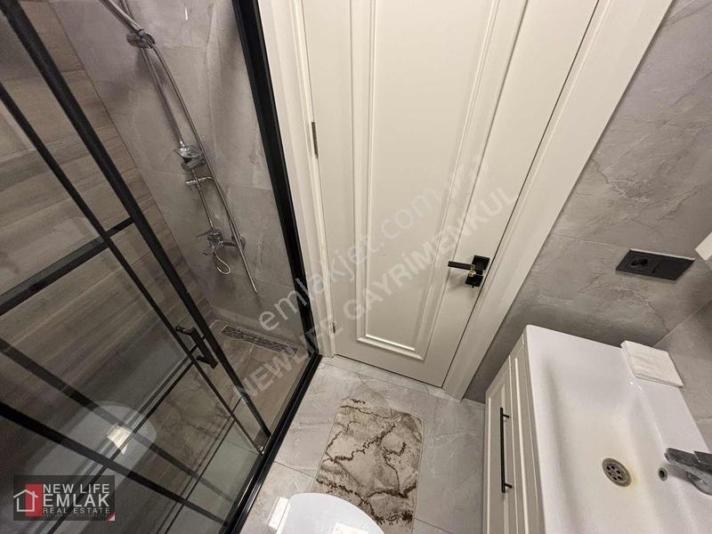 Kuşadasında Havuzlu Sitede Kapalı Otoparklı Çok Geniş 2+1 — fotoğraf 25
