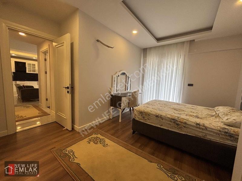 Kuşadasında Havuzlu Sitede Kapalı Otoparklı Çok Geniş 2+1 — fotoğraf 27