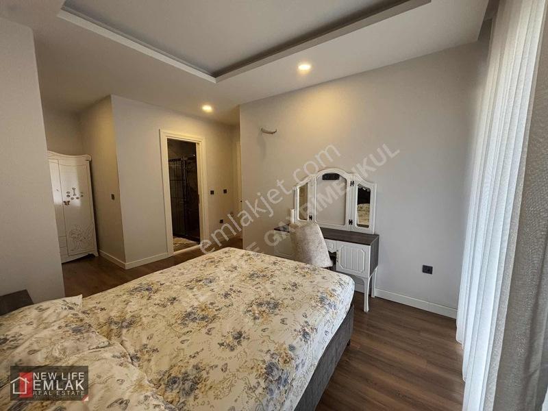 Kuşadasında Havuzlu Sitede Kapalı Otoparklı Çok Geniş 2+1 — fotoğraf 29