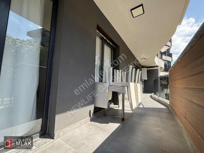 Kuşadasında Havuzlu Sitede Kapalı Otoparklı Çok Geniş 2+1 — fotoğraf 31