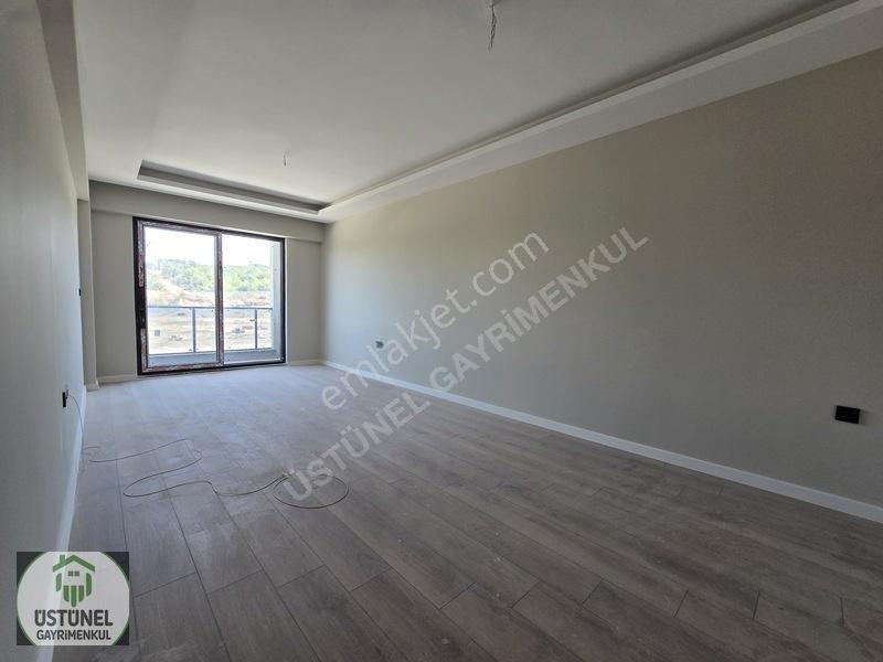 Üstünel'den Hvauzlu Sitede Geniş M2'li Giyinme Odalı Daire — fotoğraf 5