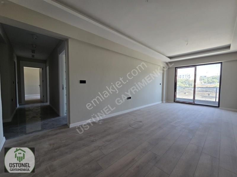 Üstünel'den Hvauzlu Sitede Geniş M2'li Giyinme Odalı Daire — fotoğraf 6