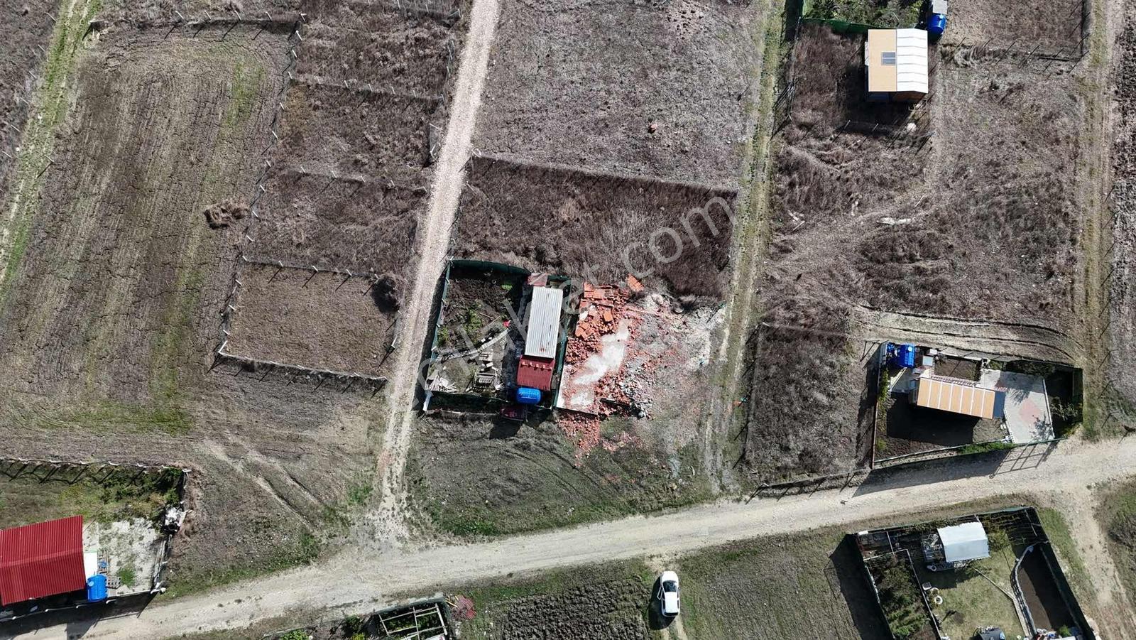 Çatalca İzzettinde Mevcut Yola Cepheli 400 M² Satılık Arazi