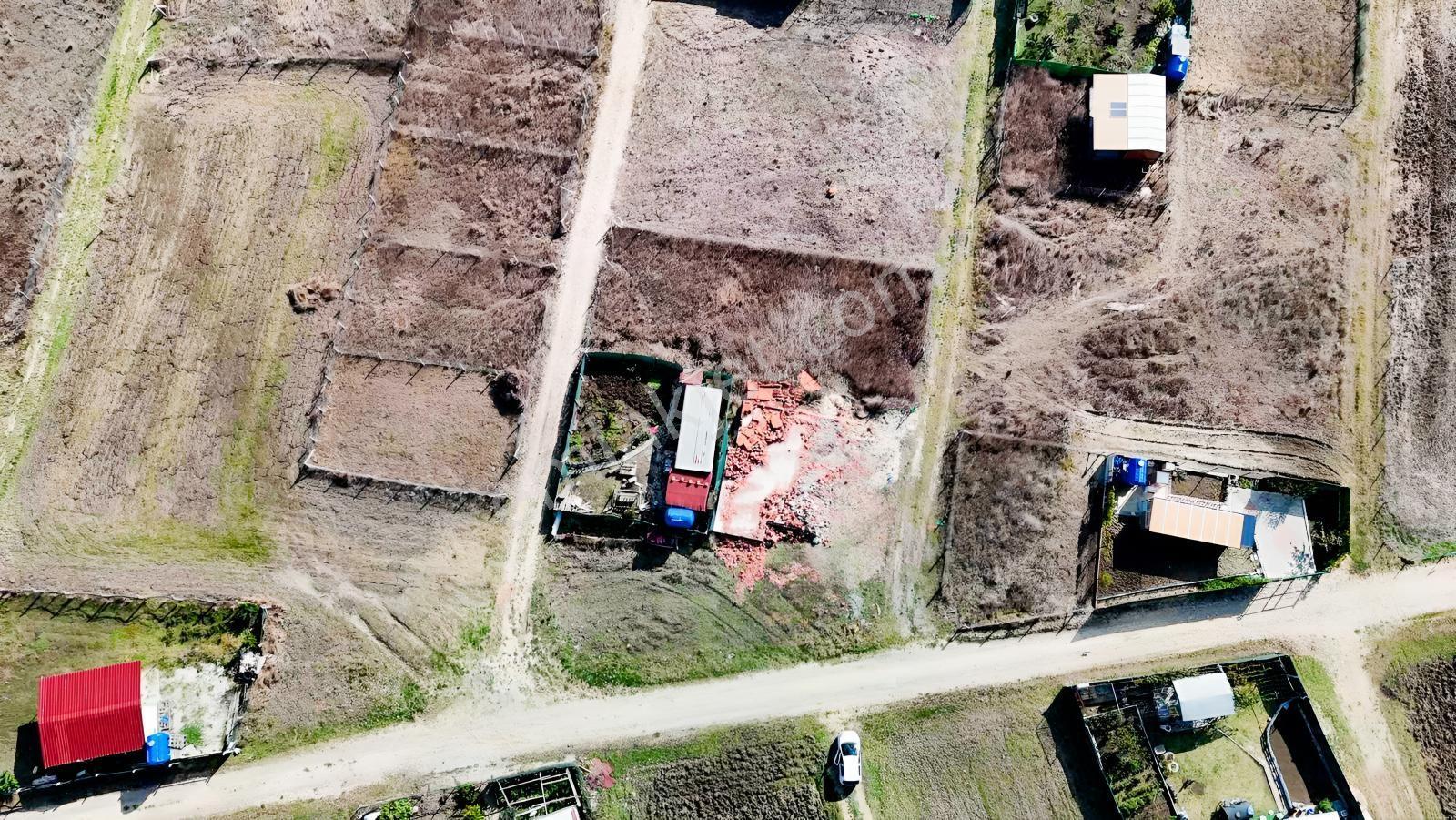 Çatalca İzzettinde Mevcut Yola Cepheli 400 M² Satılık Arazi — fotoğraf 2
