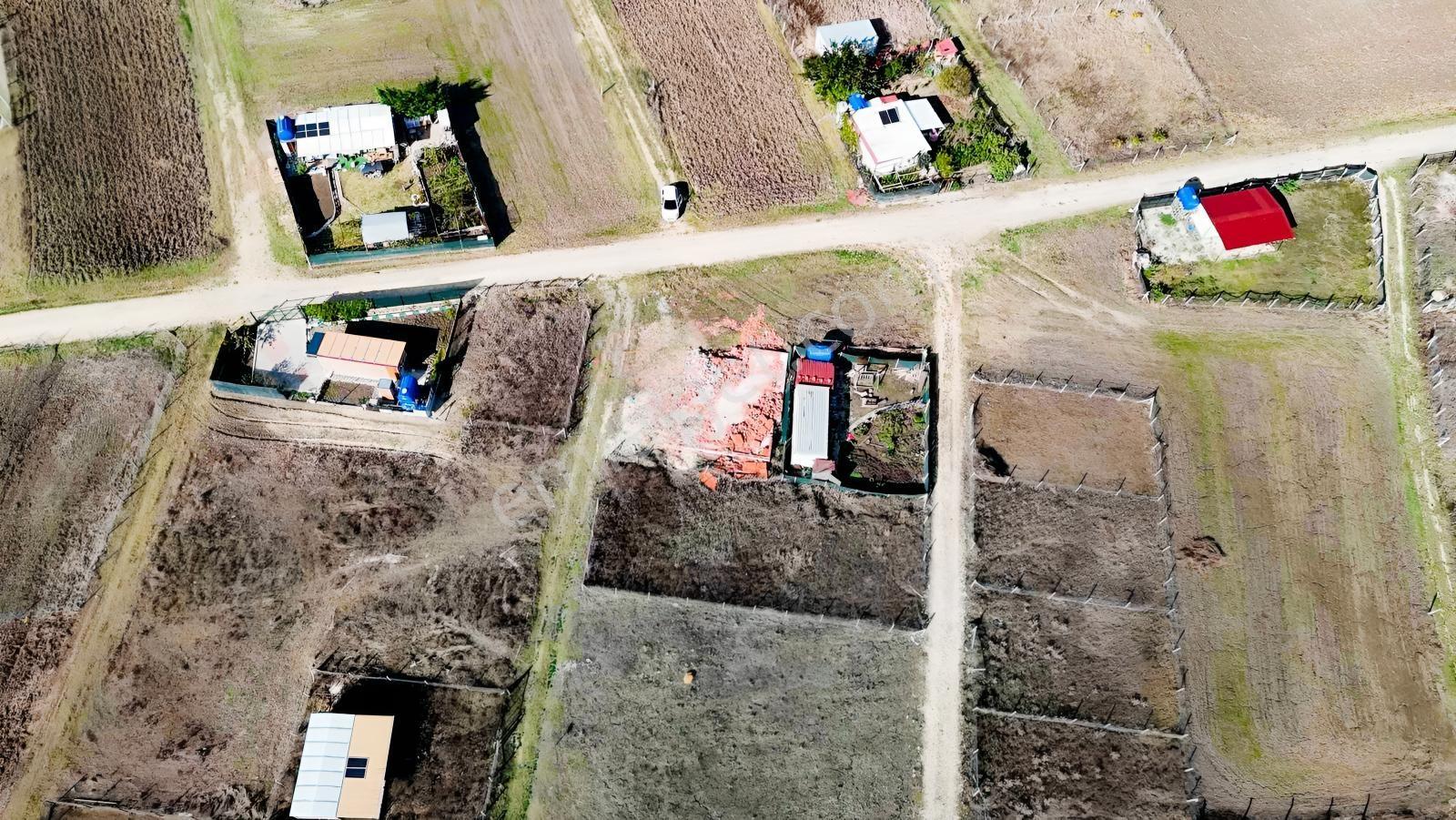 Çatalca İzzettinde Mevcut Yola Cepheli 400 M² Satılık Arazi — fotoğraf 3