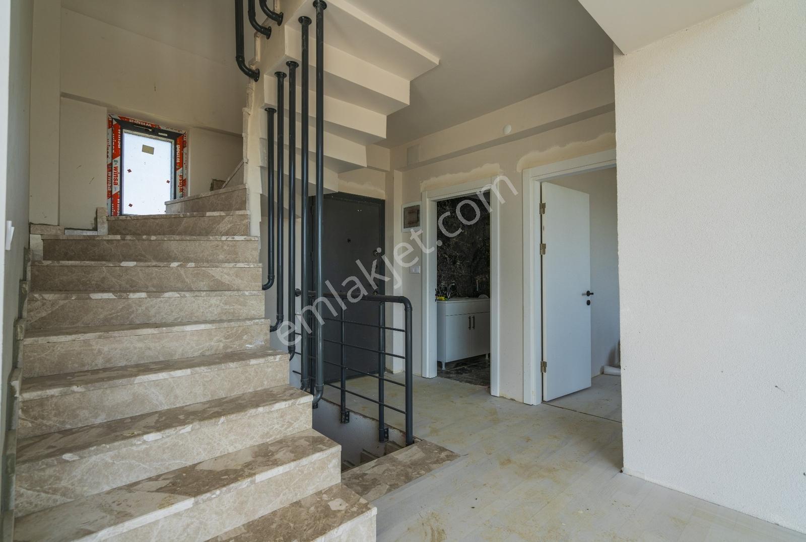 Panaromik Deniz Manzaralı İskanlı 3 Katlı Satılık 3+2 Villa — fotoğraf 9