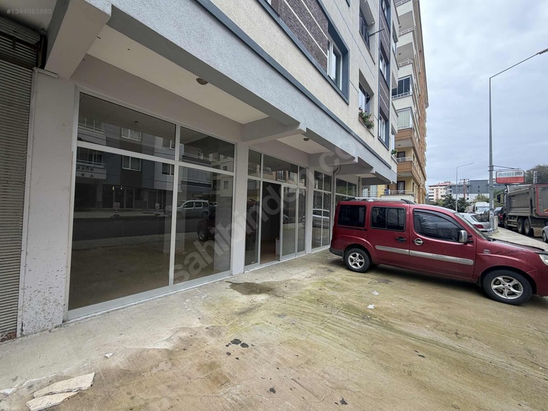 Yomranın Girişinde Ana Caddeye Yakın 100 M² Dükkan — fotoğraf 3