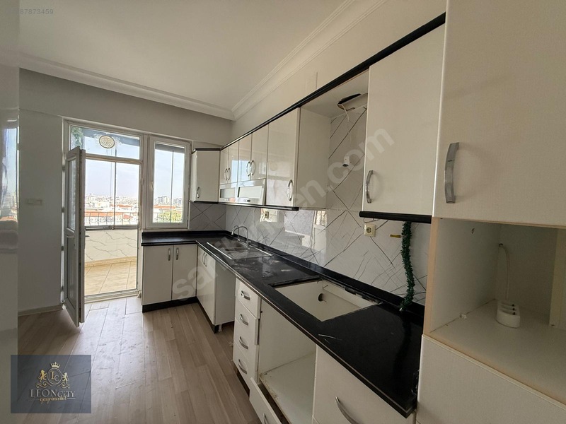 Çamlıca Sit.'de Geniş 3+1 Ara Kat Bakımlı Daire — fotoğraf 8