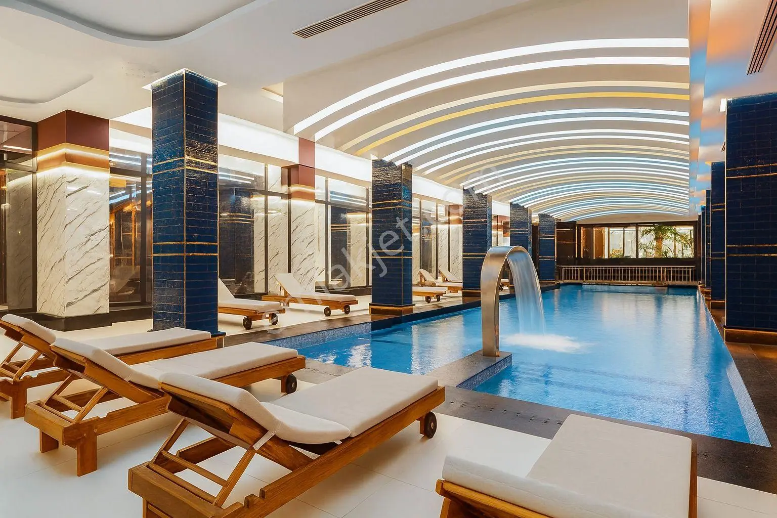 Mahmutlar’da Avm’li Sitede 81 M2 Eşyalı 2 Balkonlu 1+1 Satılık Daire — fotoğraf 6