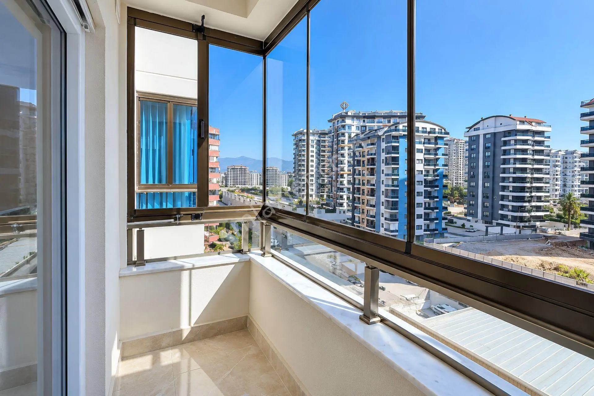 Mahmutlar’da Avm’li Sitede 81 M2 Eşyalı 2 Balkonlu 1+1 Satılık Daire — fotoğraf 30