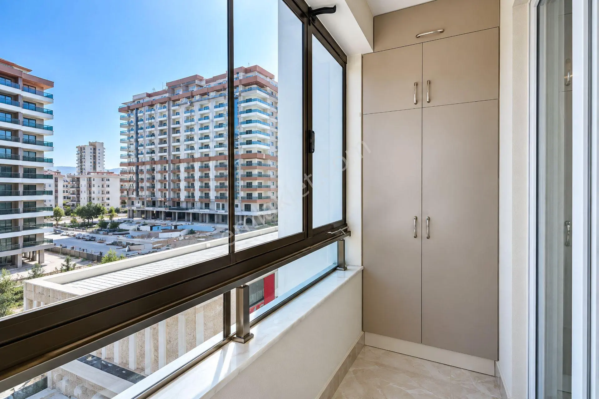 Mahmutlar’da Avm’li Sitede 81 M2 Eşyalı 2 Balkonlu 1+1 Satılık Daire — fotoğraf 31