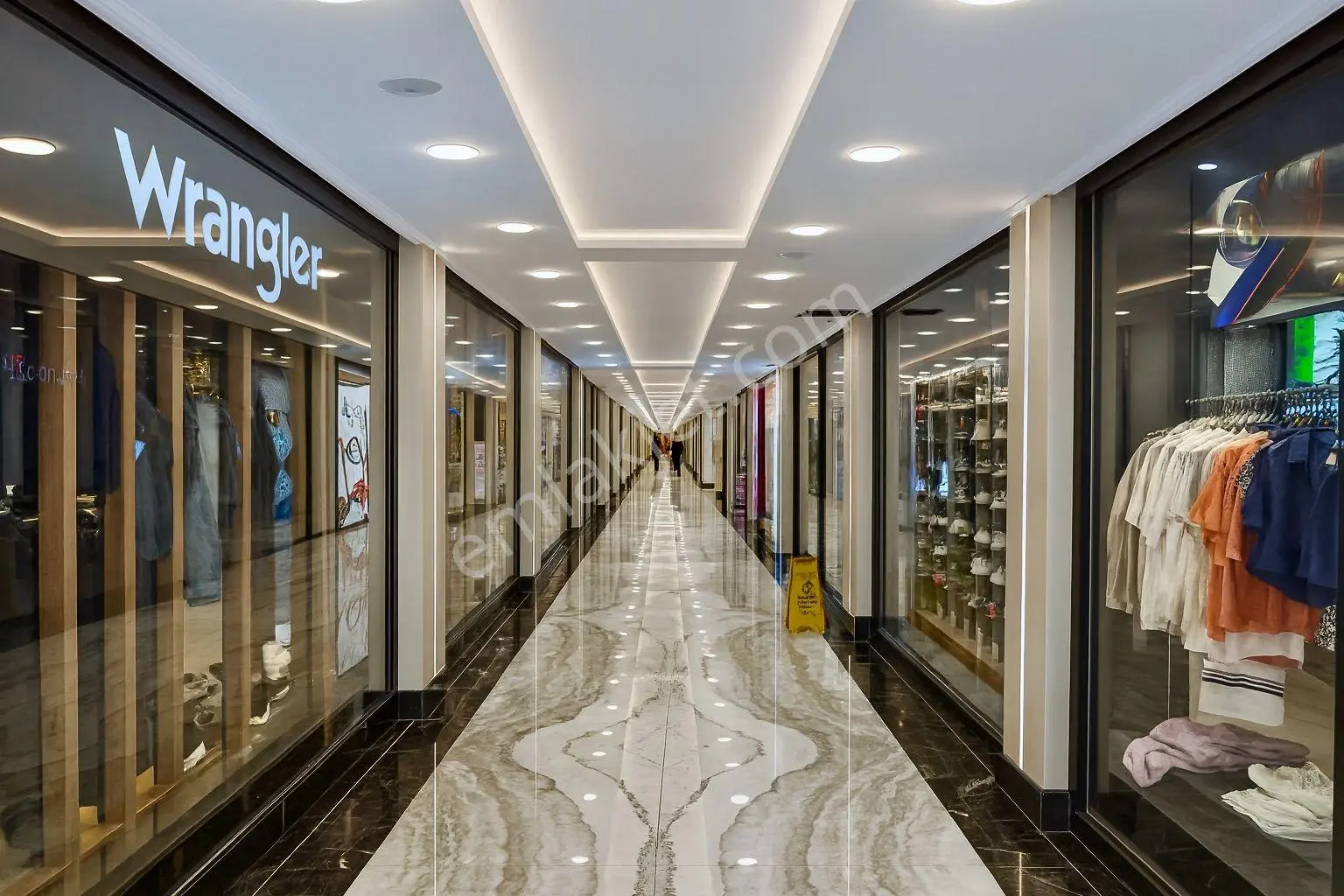 Mahmutlar’da Avm’li Sitede 81 M2 Eşyalı 2 Balkonlu 1+1 Satılık Daire — fotoğraf 33