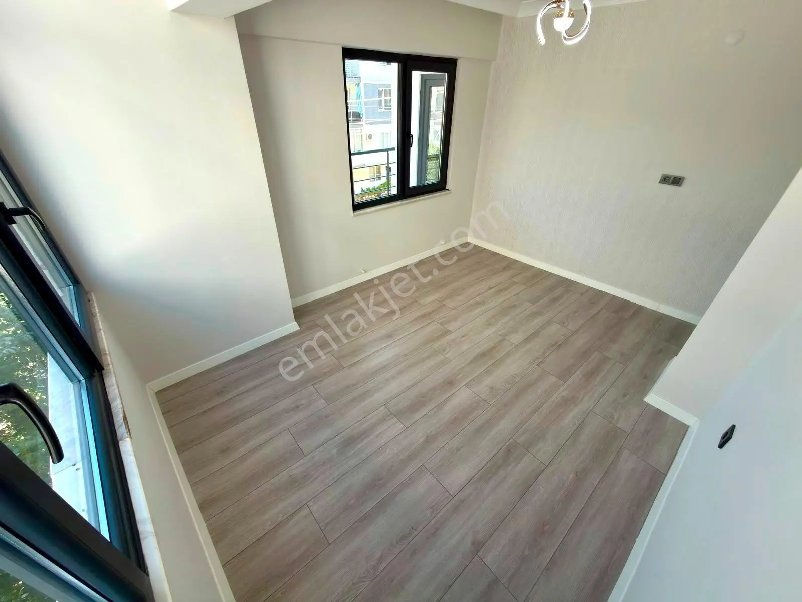 Referans'tan Akçay Merkez'de Ara Kat Ön Cephe Modern 2+1 Daire — fotoğraf 4