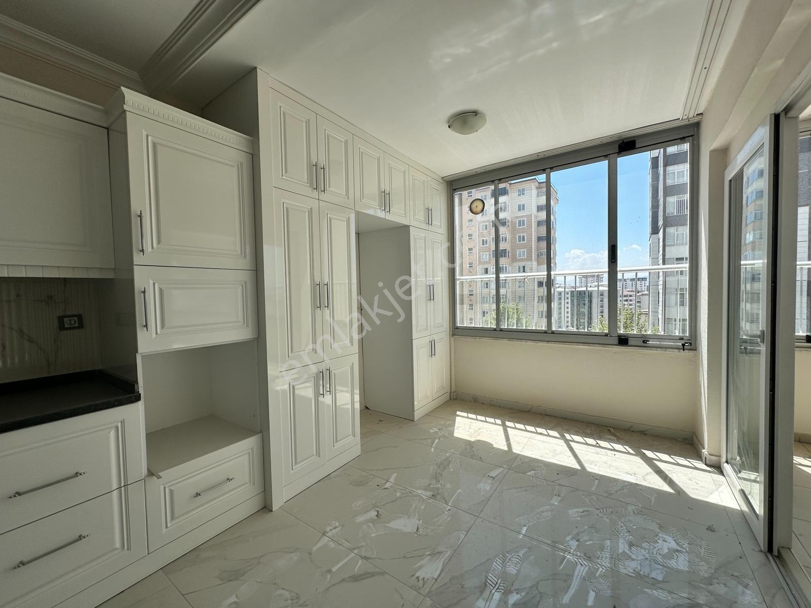 Yeni Rota Emlaktan Daire İçi Yenilenmiş Geniş 4+1 Satılık Daire — fotoğraf 2