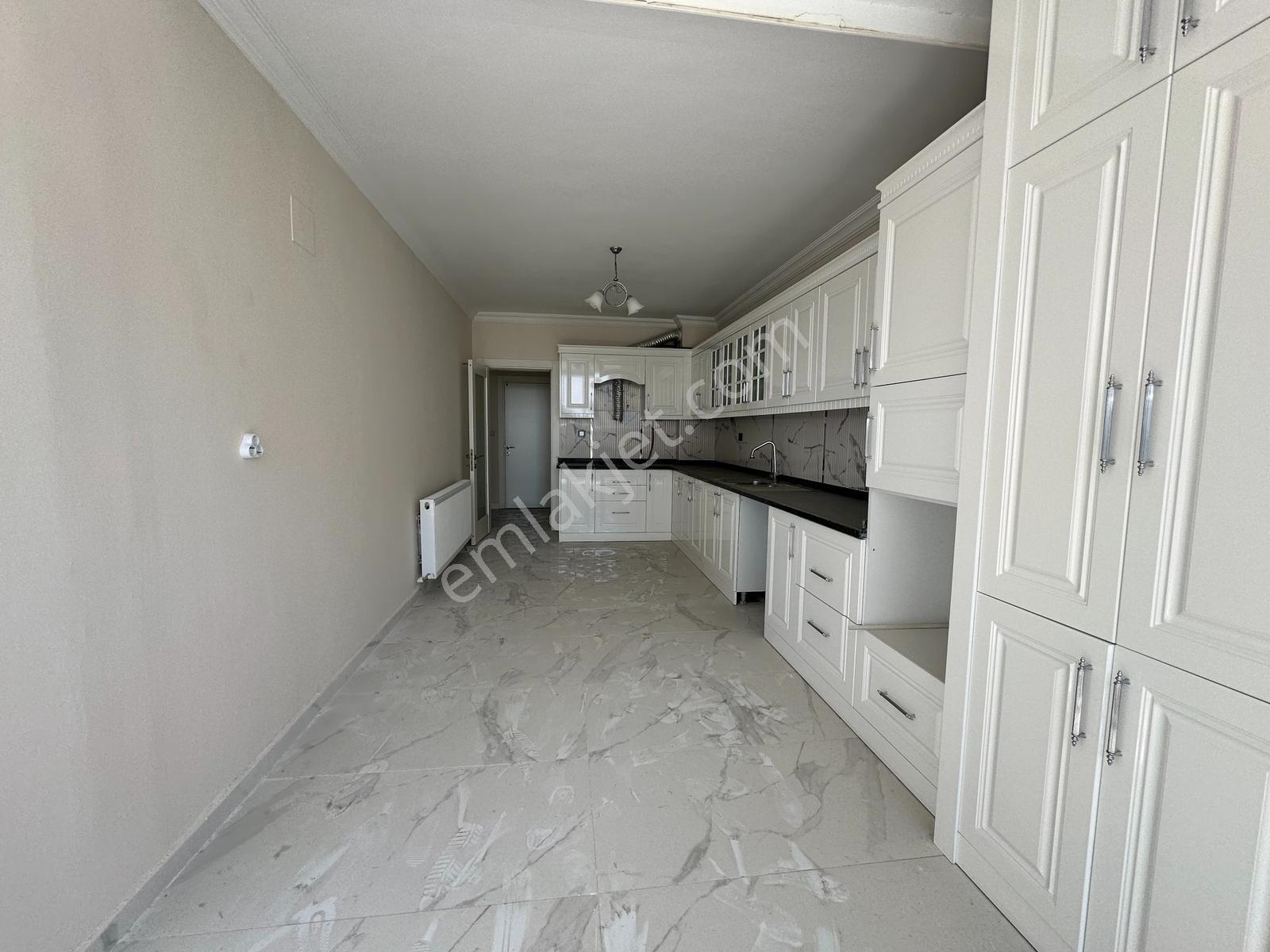 Yeni Rota Emlaktan Daire İçi Yenilenmiş Geniş 4+1 Satılık Daire — fotoğraf 3