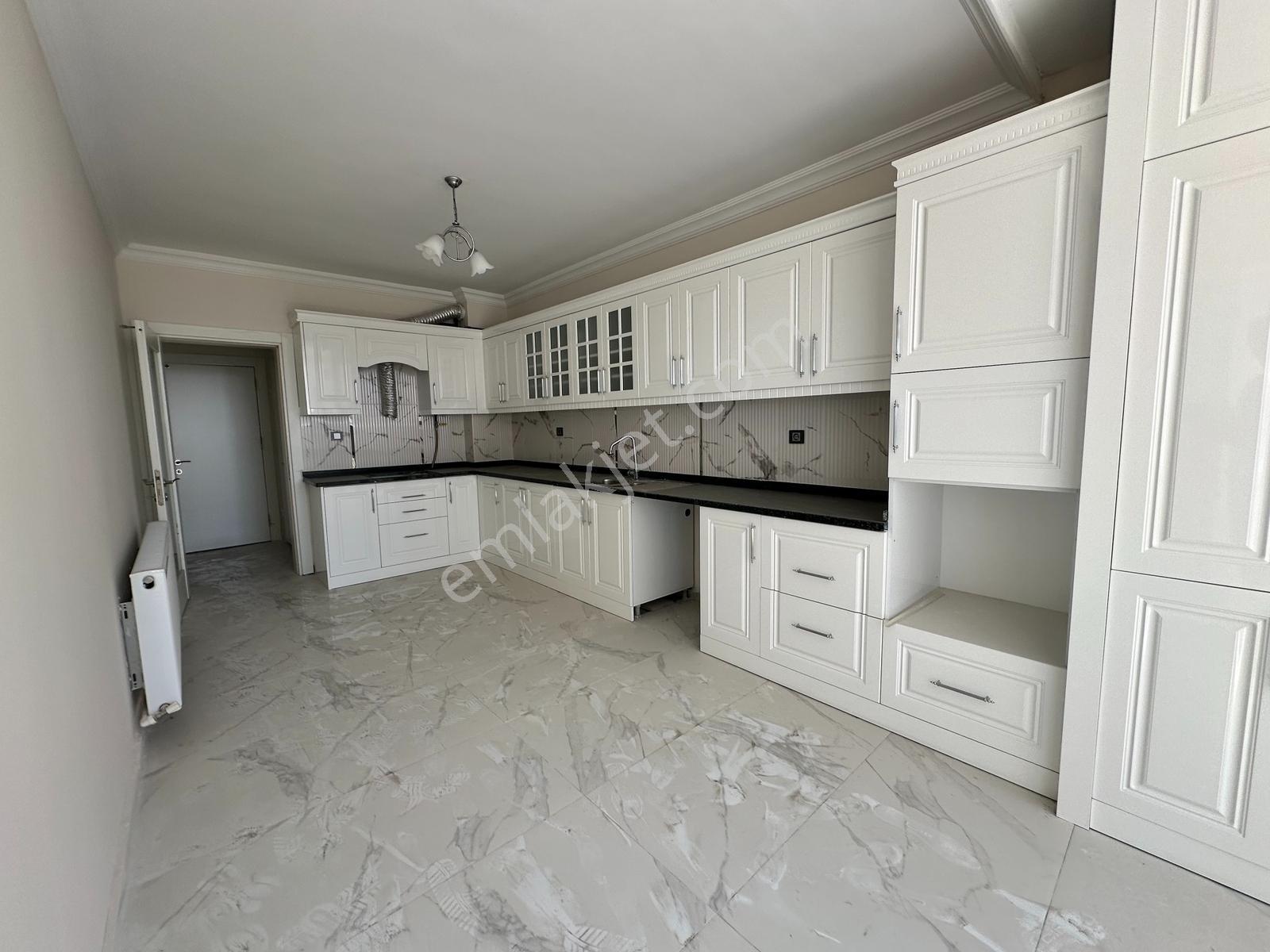 Yeni Rota Emlaktan Daire İçi Yenilenmiş Geniş 4+1 Satılık Daire — fotoğraf 17