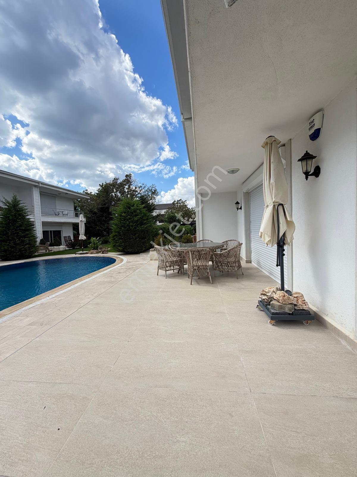 Silivri Kınalıda Denize Yakın Yüzme Havuzlu Satılık Eşyalı Villa — fotoğraf 4