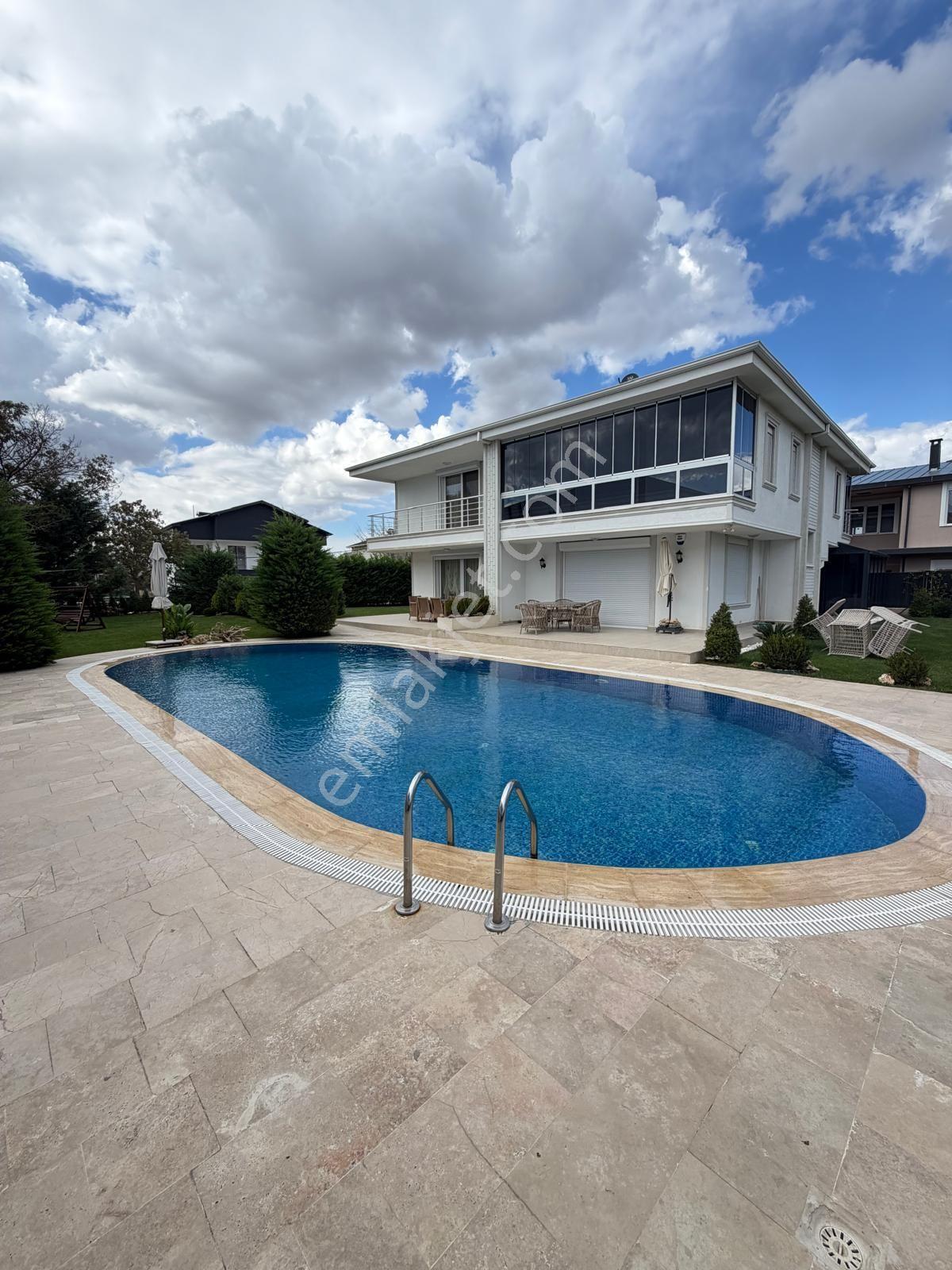 Silivri Kınalıda Denize Yakın Yüzme Havuzlu Satılık Eşyalı Villa — fotoğraf 5