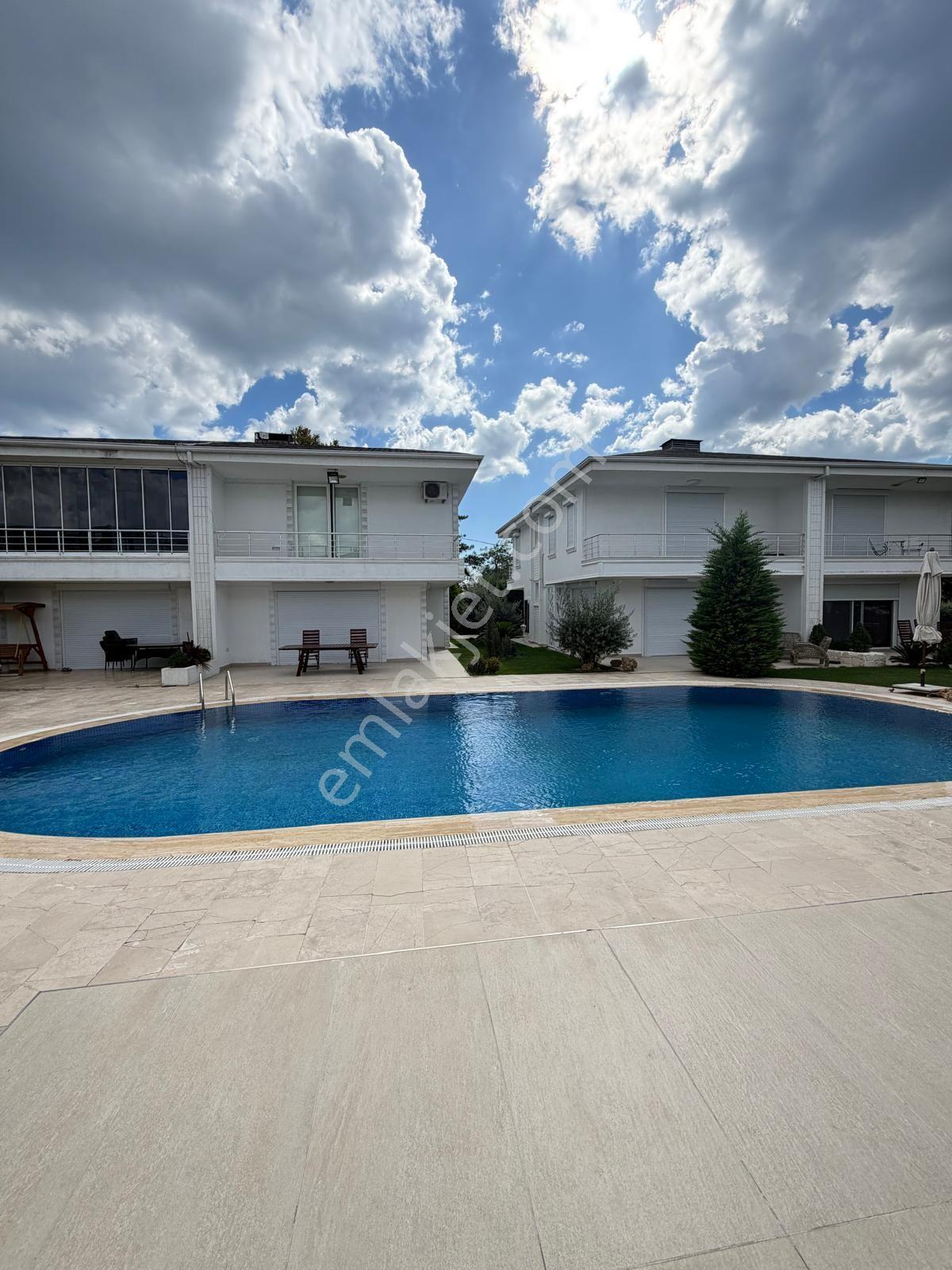 Silivri Kınalıda Denize Yakın Yüzme Havuzlu Satılık Eşyalı Villa — fotoğraf 6