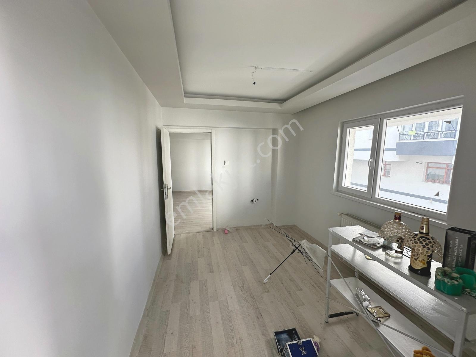 Anadolu Cad. Yakını Çift Balkonlu Ara Kat Konumunda 2+1 Satılık — fotoğraf 7