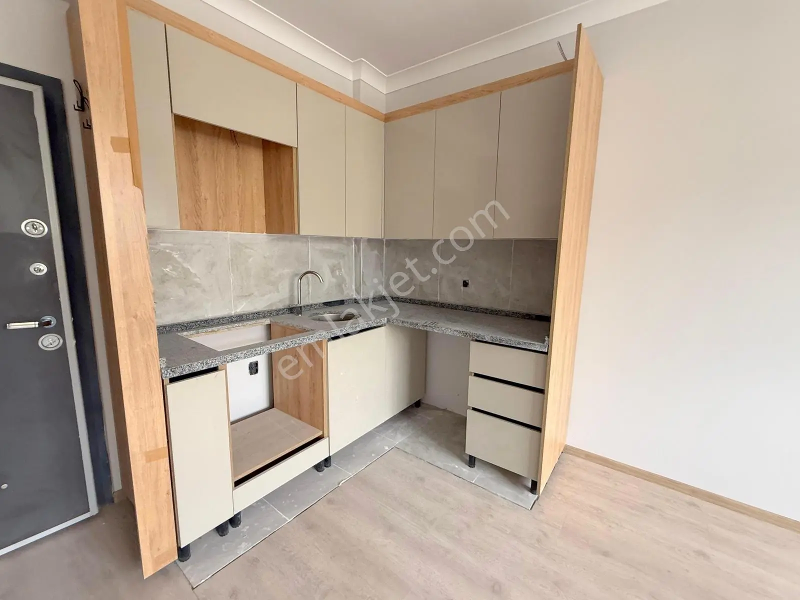 Erciyas'tan Cadde Üzeri Askeriye Yakını Katta 1+1 Sıfır Daire — fotoğraf 3
