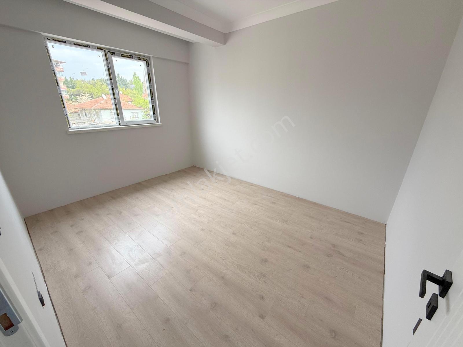 Erciyas'tan Cadde Üzeri Askeriye Yakını Katta 1+1 Sıfır Daire — fotoğraf 12