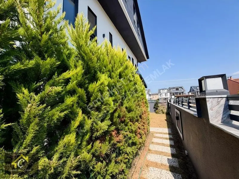 Denize Çok Yakın 3+1 Satılık Tripleks ''iskanlı'' — fotoğraf 2