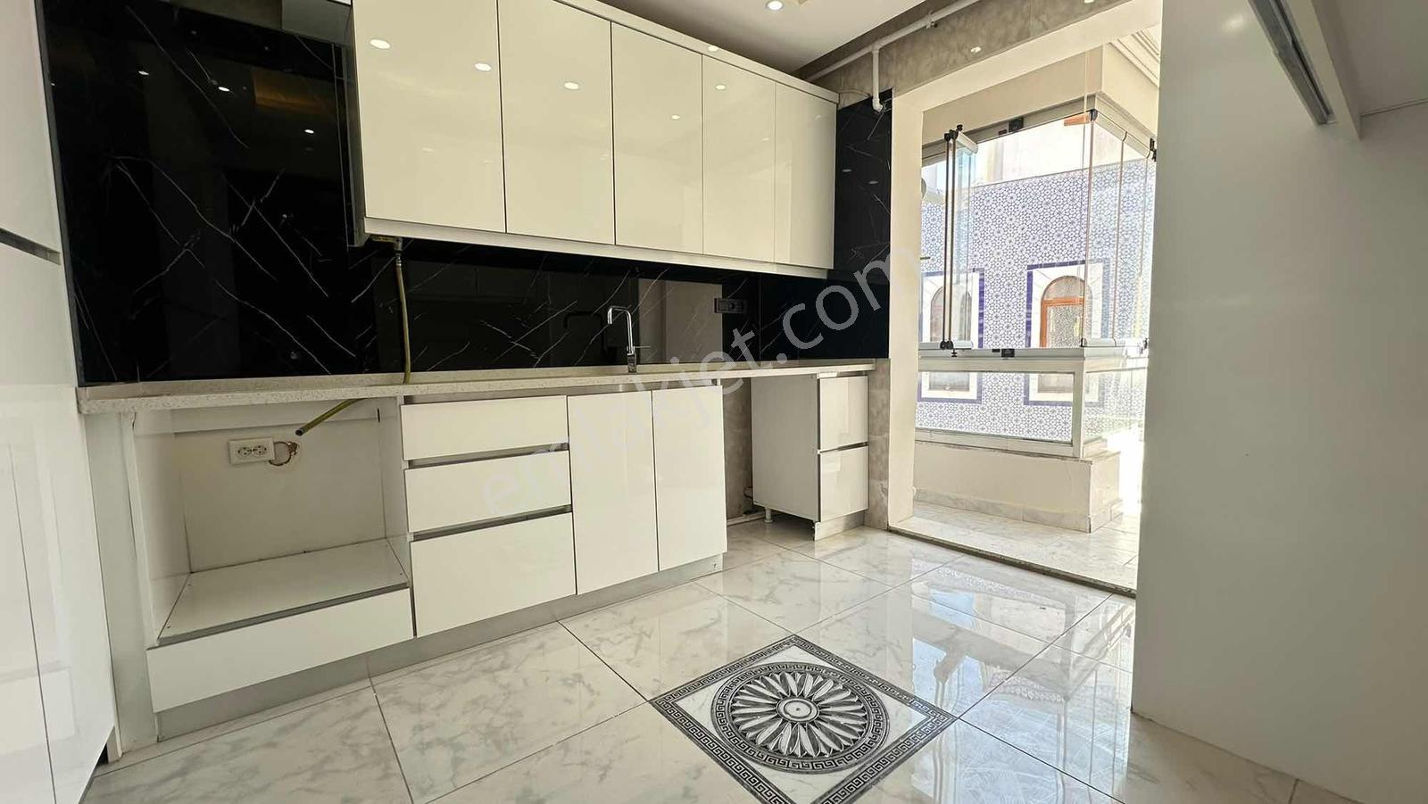 Güzelyalı Mh Sahile Yürüme Mesafesi 3+1 Arakat Genç Bina Satılık — fotoğraf 3