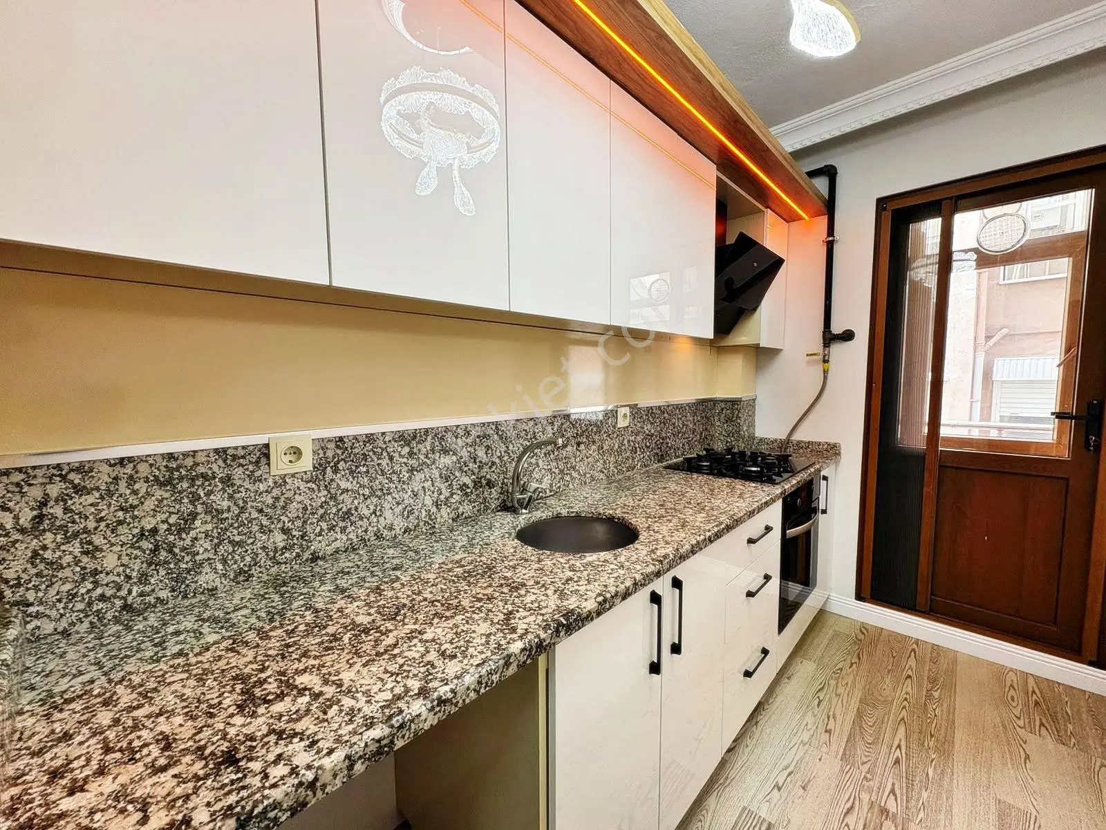 Aktiften Akçay'da Satılık 7 Yaşında Arakat Harika Tasarımlı 2+1 Daire — fotoğraf 20