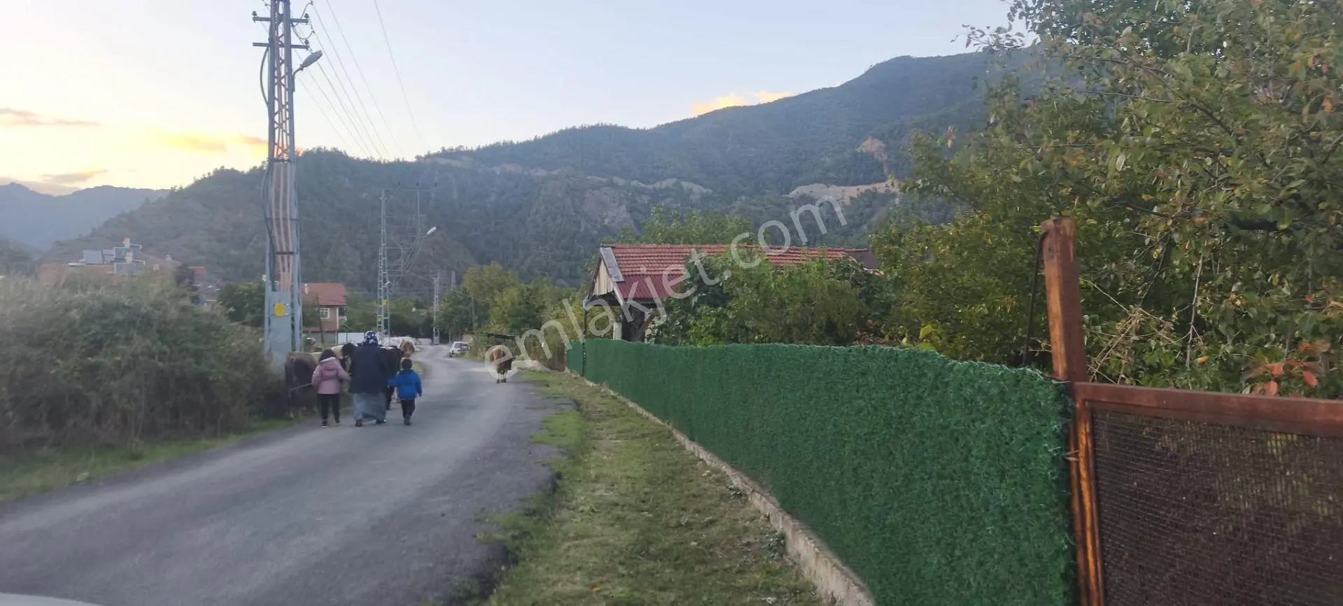 Karabük Merkez Pirinçlik Mevkii Kahyalar Köyü’nde 788 M² Arsa İçerisinde Müstakil Bahçeli Ev! — fotoğraf 2
