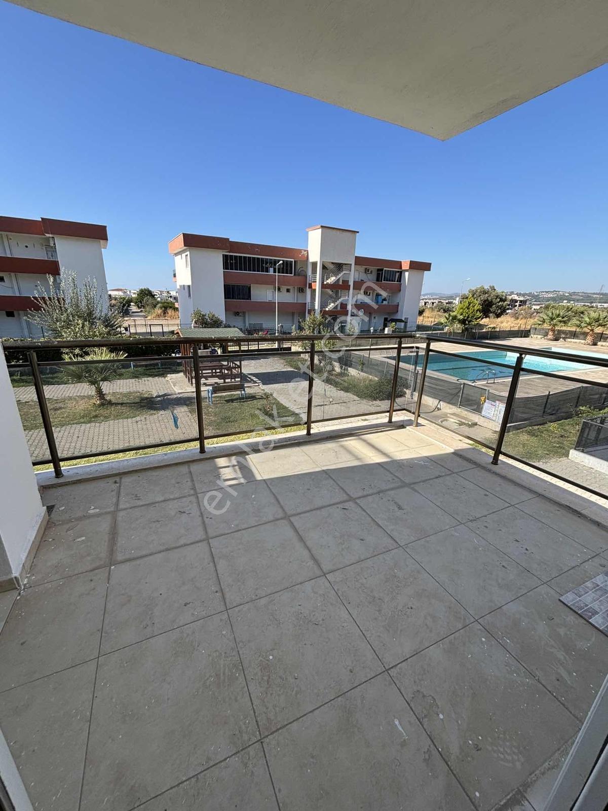 Havuzlu Sitede Geniş 1+1 Daire — fotoğraf 9