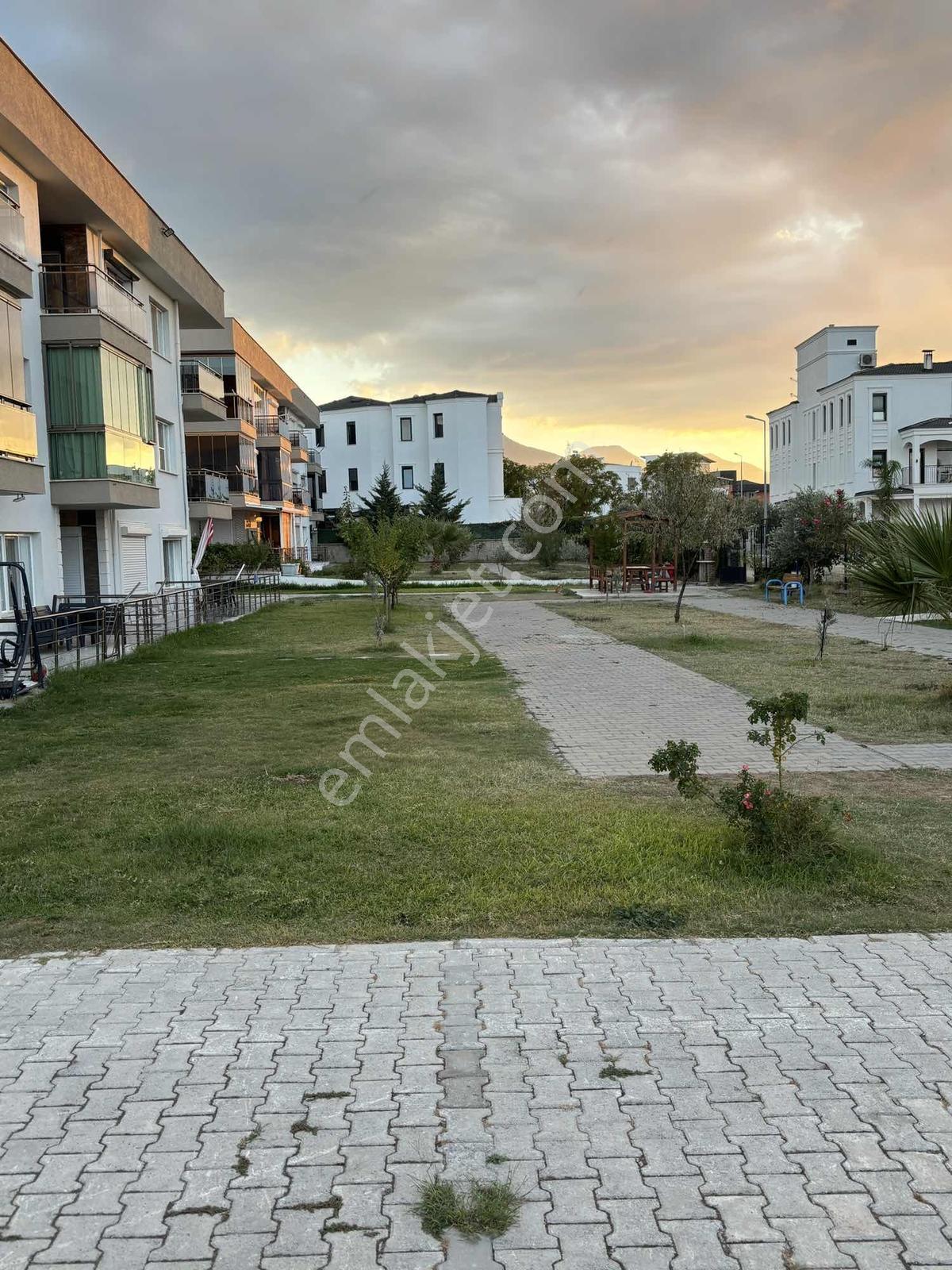 Havuzlu Sitede Geniş 1+1 Daire — fotoğraf 14