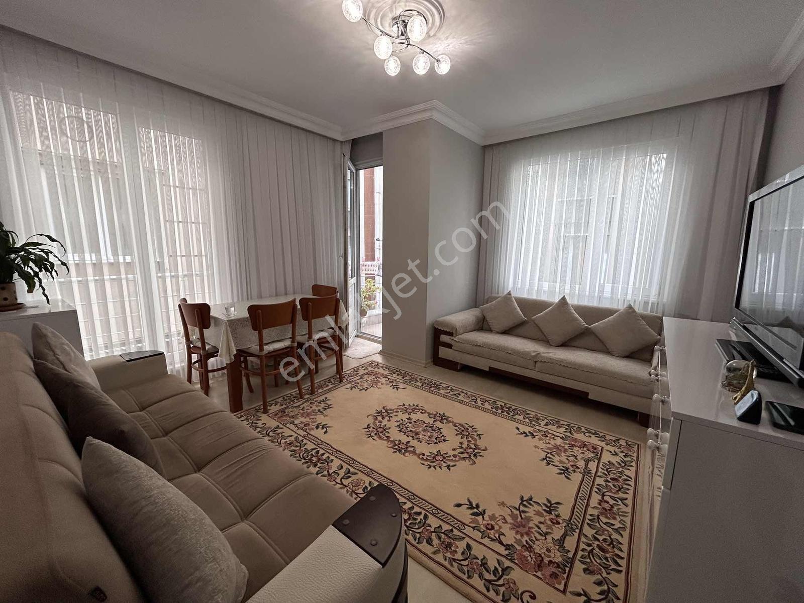 Metronun Yanıbaşında Satılık 2+1 Ara Kat Daire — fotoğraf 2