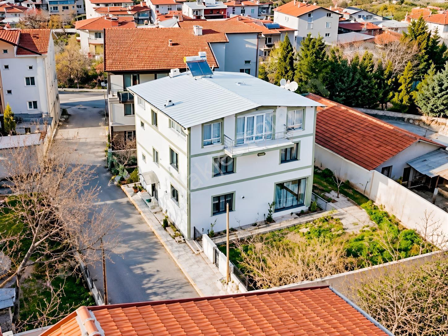 *Erkmen'De Göle Yakın 5+1 Satılık Full Kredili Tripleks Villa*
