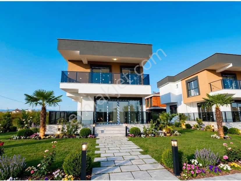 Denize Yürüme Mesafesinde Bahçeli Site İçi Müstakil 3+1 Villa