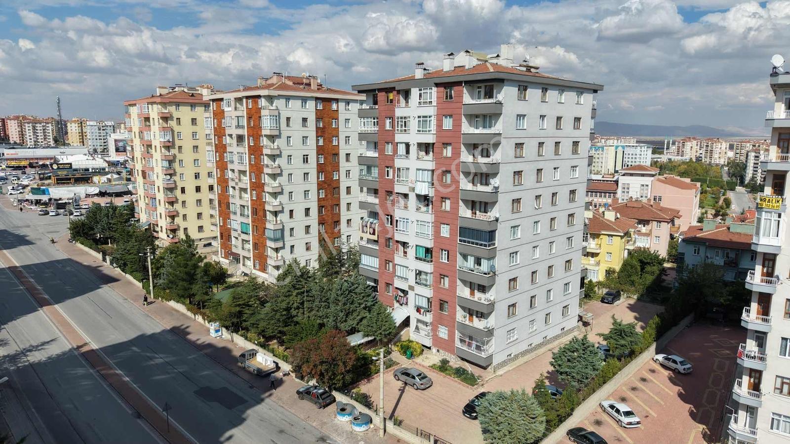 Net Emlaktan Harika Konumda Cadde Üzeri Ful Yapılı Satılık Daire
