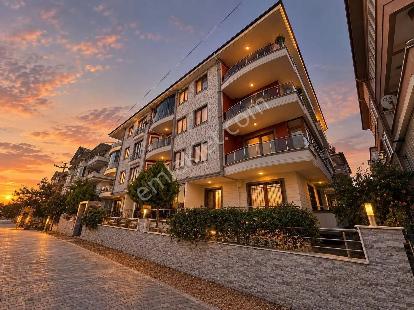 ⫸Best Emlaktan⫷Altınkumda Ön Cephe Arakat Asansörlü Çift Balkonlu 2+1 Şık Tasarı...