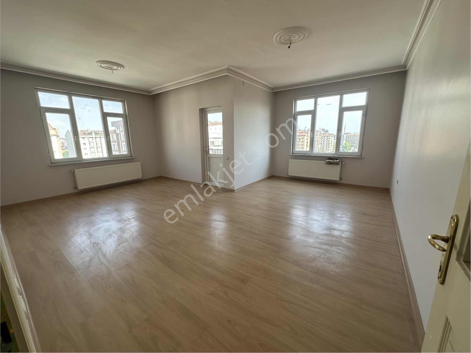 Konplus'tan Yazırda Tramvay Yanı Satılık 7+1 Daire — fotoğraf 8