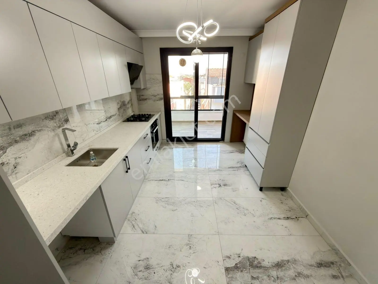 Yüksel'den Şehir Merkezinde Cam Balkonlu Lüks Ön Cephe 3+1 Satılık Daire — fotoğraf 2
