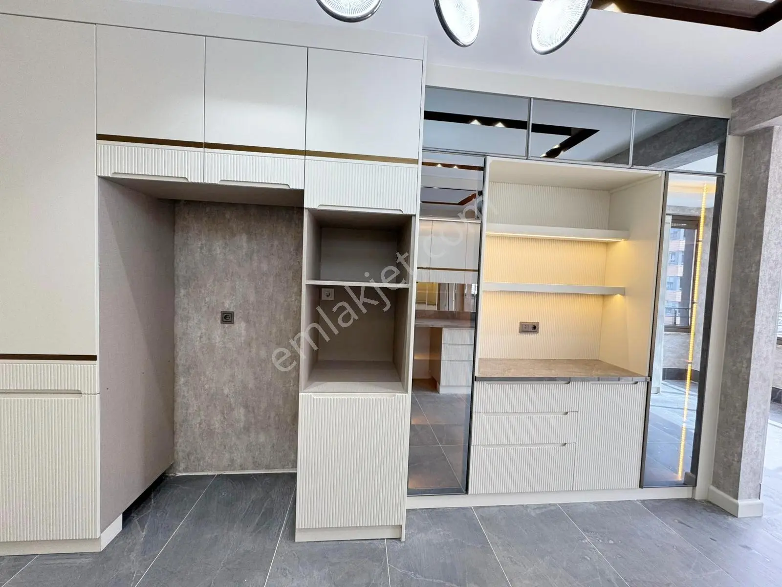 Karacaahmet'te Yemek Ve Giyinme Odalı Geniş Balkon Ultralüx3.5+1 — fotoğraf 3