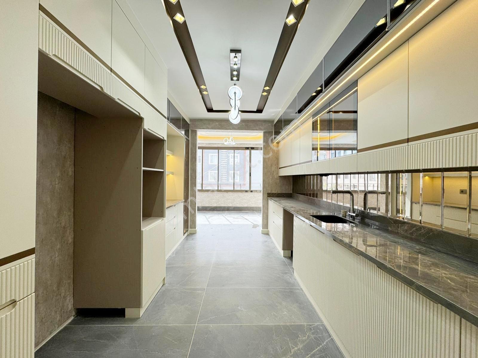 Karacaahmet'te Yemek Ve Giyinme Odalı Geniş Balkon Ultralüx3.5+1 — fotoğraf 26