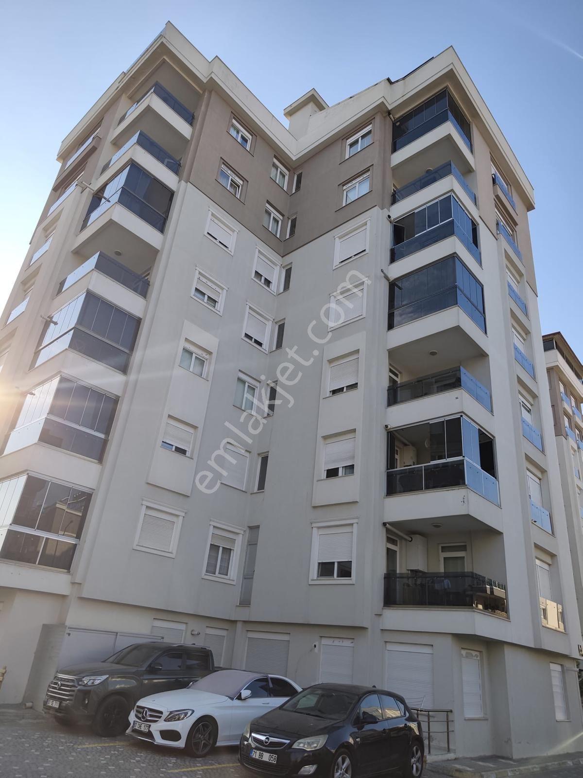 Kızıltoprak Mahallesinde 7+1 Satılık Daire — fotoğraf 2