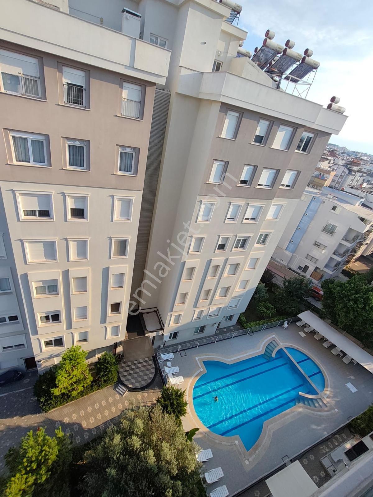 Kızıltoprak Mahallesinde 7+1 Satılık Daire — fotoğraf 3