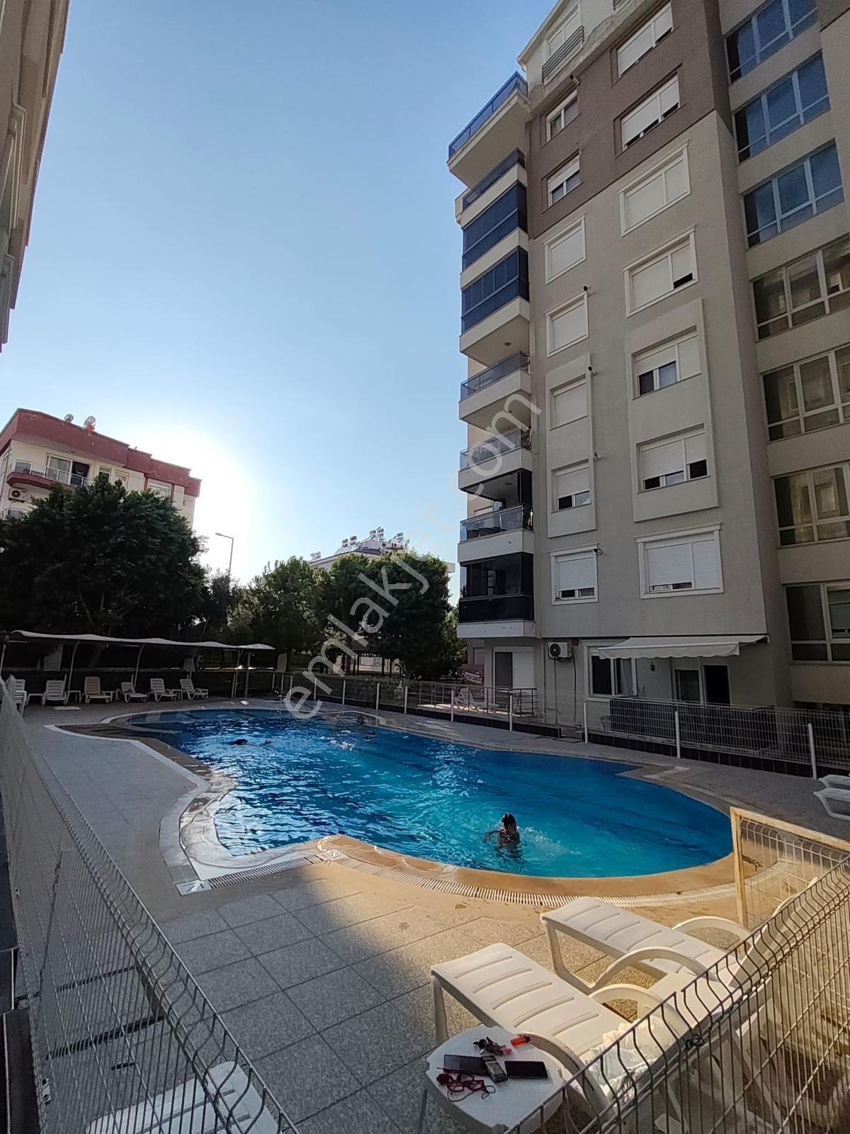 Kızıltoprak Mahallesinde 7+1 Satılık Daire — fotoğraf 24